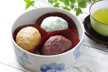 三色おはぎとお茶