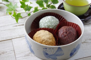 三色おはぎとお茶