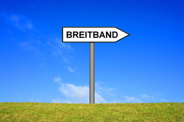Schild Wegweiser zeigt Breitband