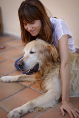 Mujer joven con perro