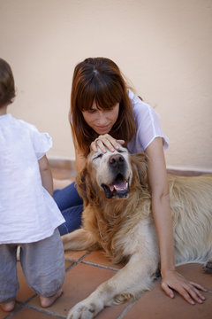 Mujer joven con perro e hija
