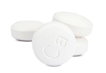 Calcium Vitamine Pillen Nahaufnahme mit Isolierung auf weiß
