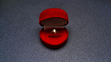 Кольцо в красной коробке. Дизайнерский фон.  © per444inka