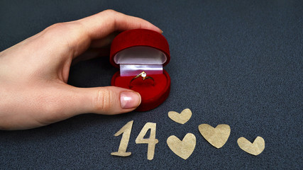 Творческий фон да тему влюбленности, кольцо в коробке. Фон на день святого валентина. 
