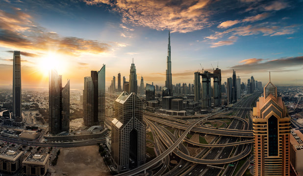 Sonnenaufgang über der Skyline von Dubai
