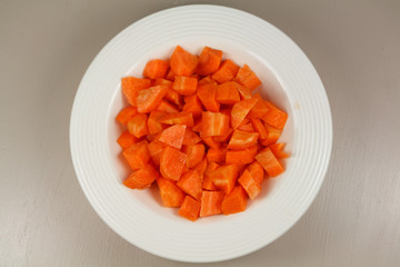 Morceaux de carottes crus dans une assiette