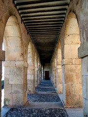 Claustro con columnas de piedra