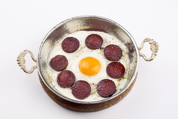 Sahanda Sucuklu Yumurta