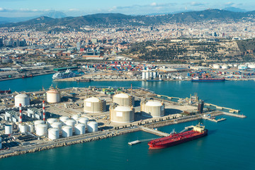 Naklejka premium Cylindryczne zbiorniki paliwa w porcie morskim Barcelona, Zona Franca - Port