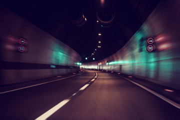 Verschwommener Autotunnel mit Lichtern, Bewegungsunschärfehintergrund, Linkskurve