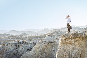 Hombre buscando su destino