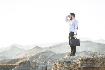 Hombre buscando su destino
