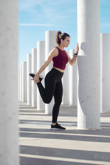 Chica entrenando en la Ciudad