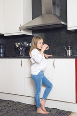 Niña en la cocina