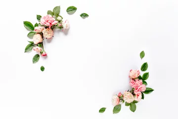 Fototapeten Grenzrahmen mit rosafarbenen Rosenblütenknospenzweigen isoliert auf weißem Hintergrund. Flache Lage, Draufsicht. Blumenhintergrund. Blumenrahmen. Rahmen aus Blumen. © K.Decor