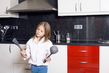 Niña en la cocina