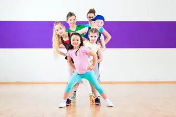 Gordijnen Kinderen in zumbales dansen moderne groepschoreografie © Kzenon