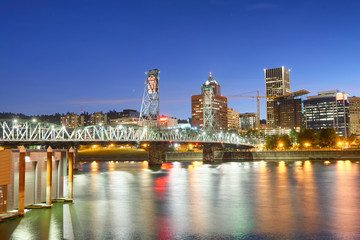 Obraz premium Panoramę nocy Portland wzdłuż rzeki miasta, Oregon