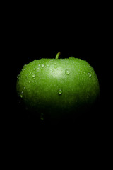 siyah fonda su damlacıklı yeşil elma
