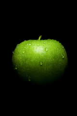 siyah fonda su damlacıklı yeşil elma