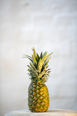 Ananas vor weißem Hintergrund