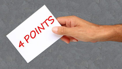 Homme tenant une carte avec 4 points écrit dessus