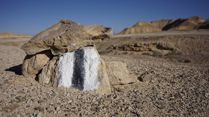 oznaczenie szlaku na pustyni.  marking the trail in the desert. © Marcin