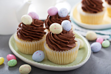 Easter vanilla cupcakes with chocolate frosting