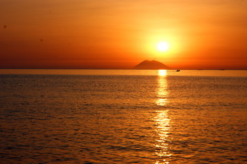 Plage de Santa Maria, Calabre coucher de soleil sur le Stromboli CALABRE ITALIE