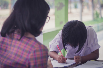 Thai Reading Examination between teacher and student grade 4 .Ou