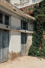 Fototapeta na wymiar Fachada de edificio antiguo pesquero en Ametlla de Mar