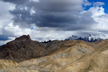 Plakat Views on high mountains from the route between the Srinagar city and the Leh city located in Ladakh. This region is a purpose of motorcycle expeditions organised by Indians
