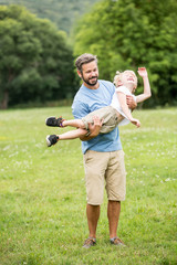 Vater und Sohn spielen zusammen