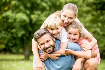 Foto op Aluminium Glückliche Familie in der Natur © Robert Kneschke