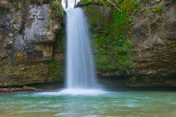 Fototapeta na wymiar Idyllischer Wasserfall