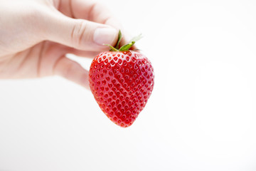 手に持ったいちご © Jun graphic