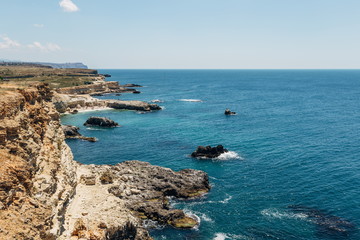Schöne felsige Küste des Schwarzen Meeres, Krim