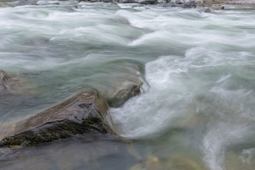 Fliessendes Wasser im Fluss - Bach