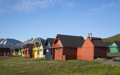Fototapeta na wymiar colorful houses of Longyearbyen 