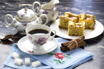 arabic coffee with cake of fig jam