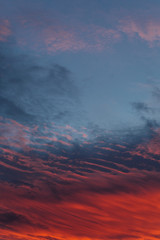 Naklejka premium Atardecer con cielo de colores muy cálidos y formas muy especiales y artísticas 