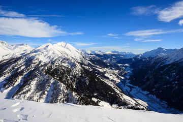 panorama invernale, salendo verso il pizzo Foisc, nelle alpi Lepontine (Svizzera)