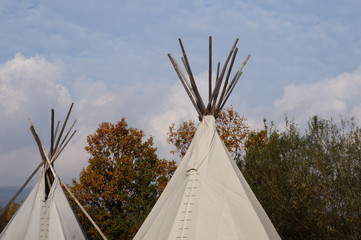 Tipi w jesiennym krajobrazie © japko28