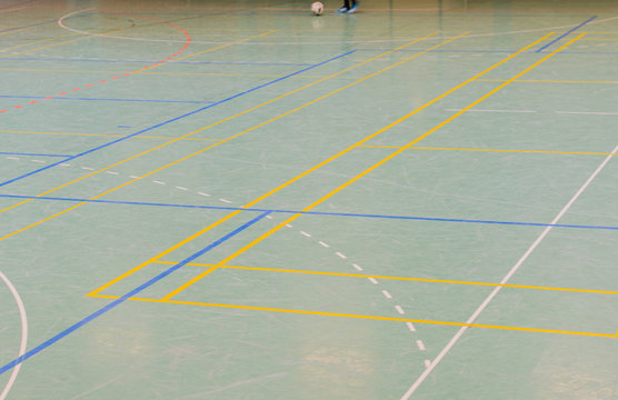 Hallenboden in einer Sporthalle mit diversen Linien © Natascha