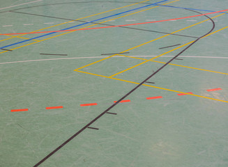 Hallenboden in einer Sporthalle mit diversen Linien