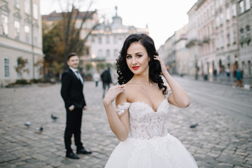 Naklejka premium Portrait of a romantic beautiful couple traveler walking in the 