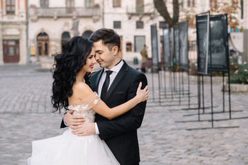 Naklejka premium Portrait of a romantic beautiful couple traveler walking in the 
