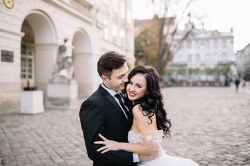 Naklejka premium Bride and groom walking through the old town