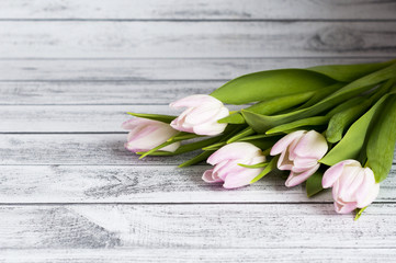 Bukiet różowych tulipanów na drewnianym stole - obrazy, fototapety, plakaty