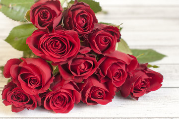 Bukiet czerwonych róż na drewnianym stole - obrazy, fototapety, plakaty